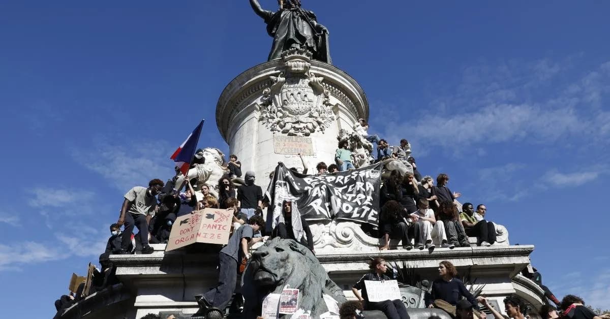 Riots force nearly 900 schools to suspend classes