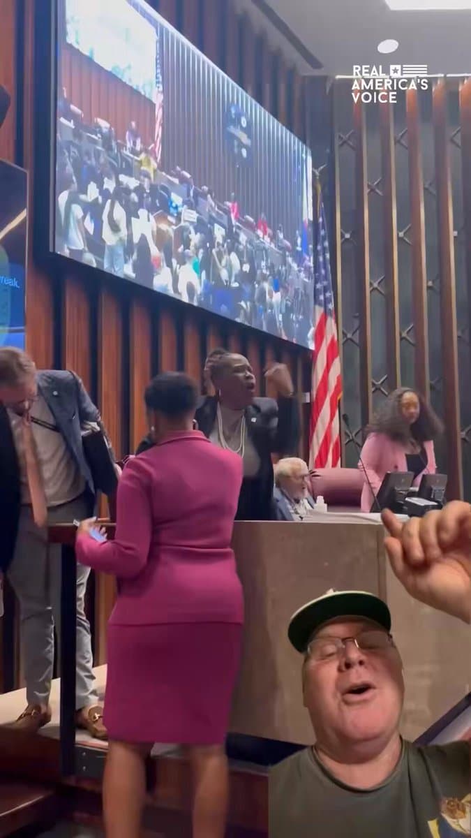 Brawl erupts at Memphis City Hall